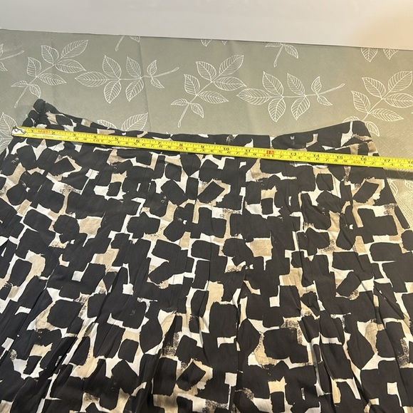 Ladies White House Black Market Skirt. - Picture 7 of 9